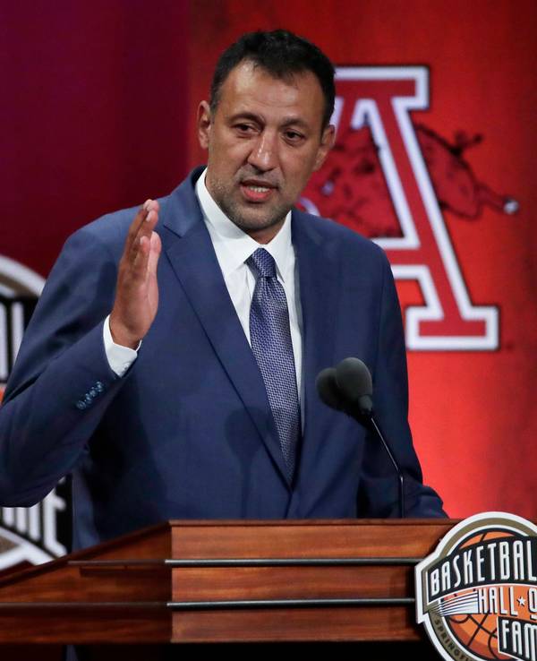 Vlade Divac, serbischer Ex-NBA-Basketballspieler, spricht während der Basketball Hall of Fame Verankerungszeremonie.
