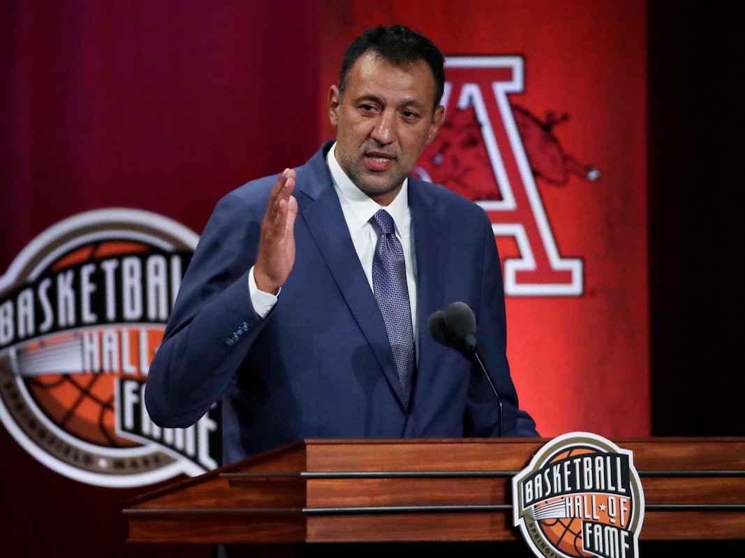 Vlade Divac, serbischer Ex-NBA-Basketballspieler, spricht während der Basketball Hall of Fame Verankerungszeremonie.