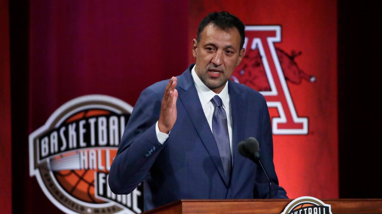 Vlade Divac, serbischer Ex-NBA-Basketballspieler, spricht während der Basketball Hall of Fame Verankerungszeremonie.
