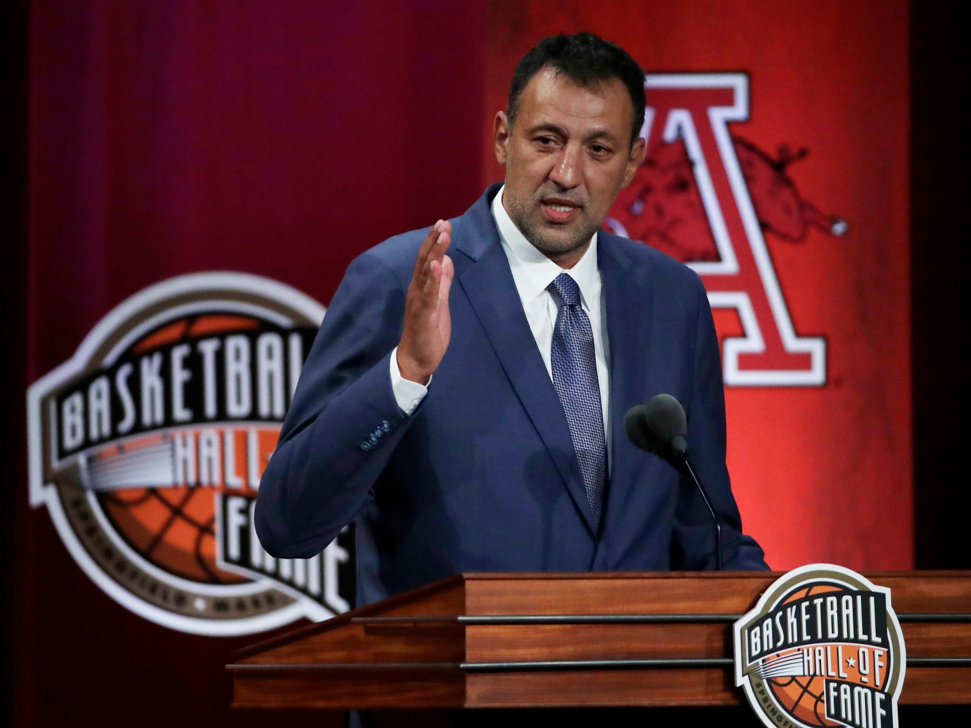 Vlade Divac, serbischer Ex-NBA-Basketballspieler, spricht während der Basketball Hall of Fame Verankerungszeremonie.