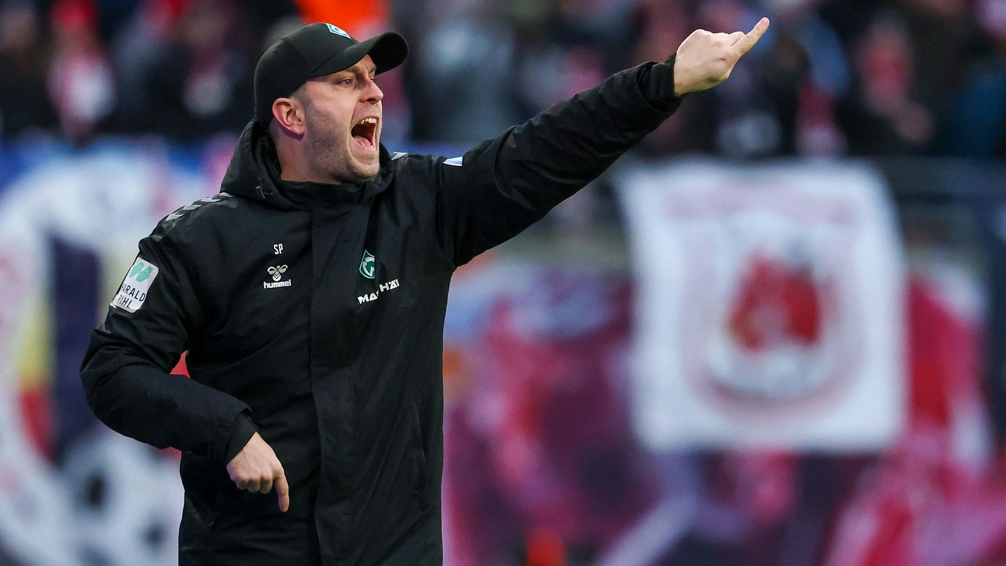 Werders ehemaliger Trainer Ole Werner reagiert an der Seitenlinie.