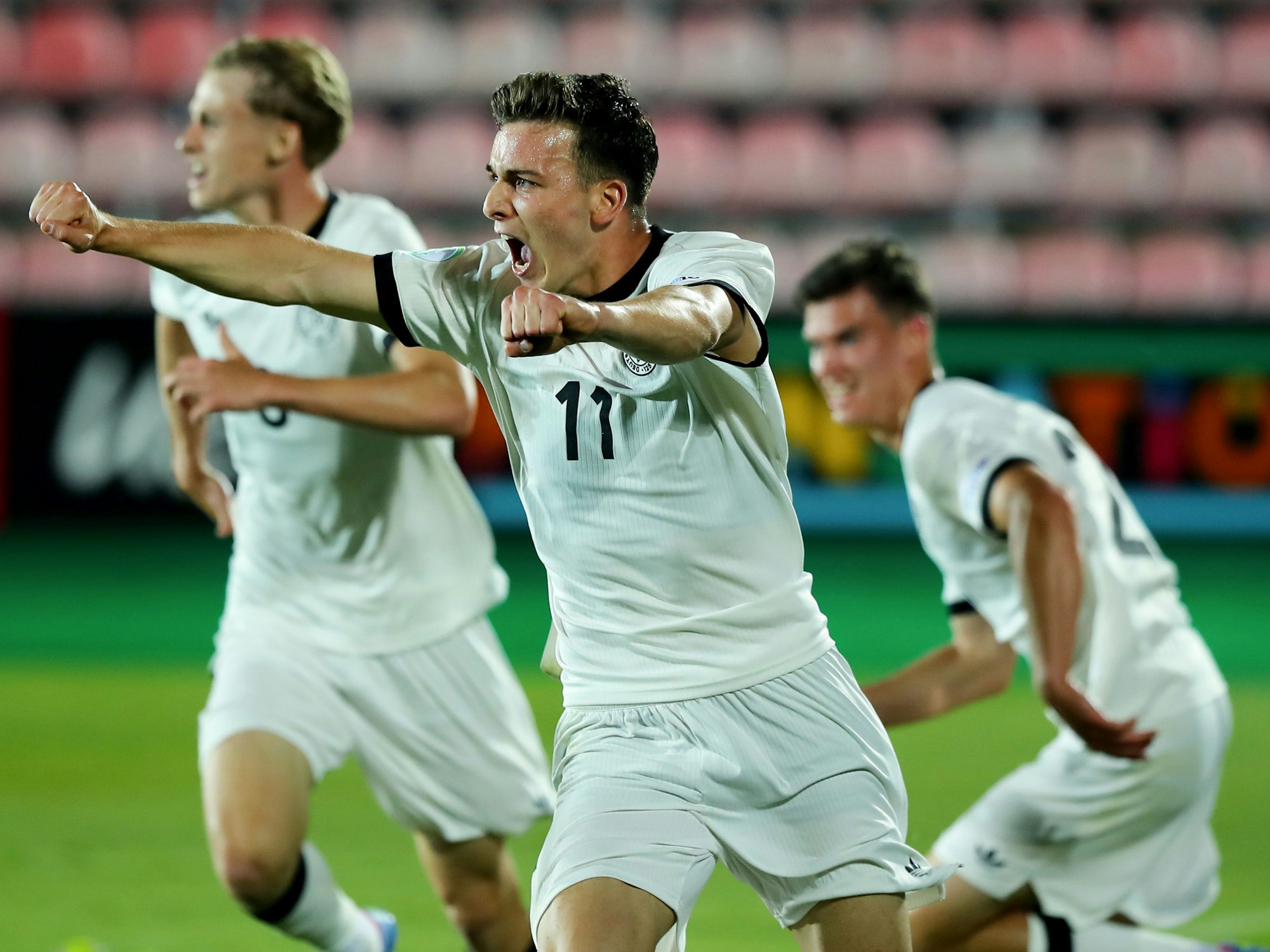 Deutschlands Said El Mala (M.) bejubelt sein Tor zum 1:2.