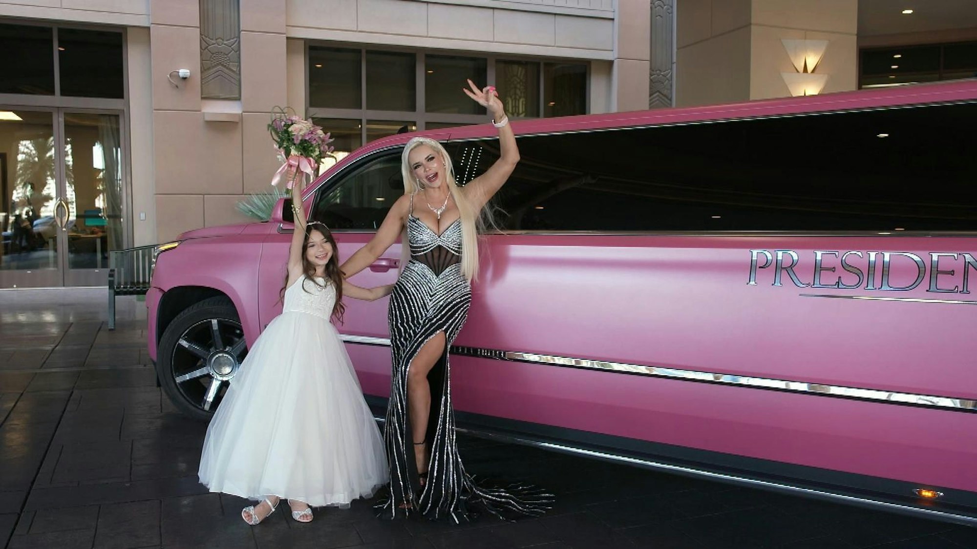 Viva Las Vegas: Daniela und ihre Tochter vor der Hochzeits-Limousine. (Bild: RTL)