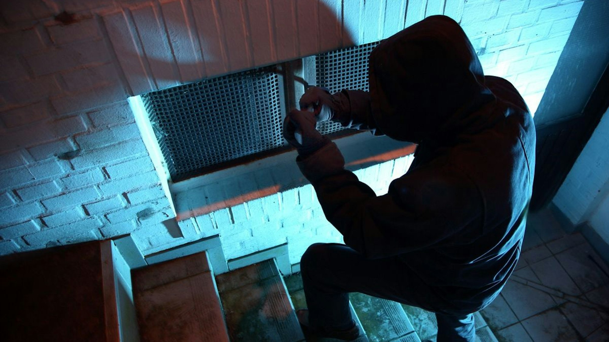 Einbrecher am Kellerfenster