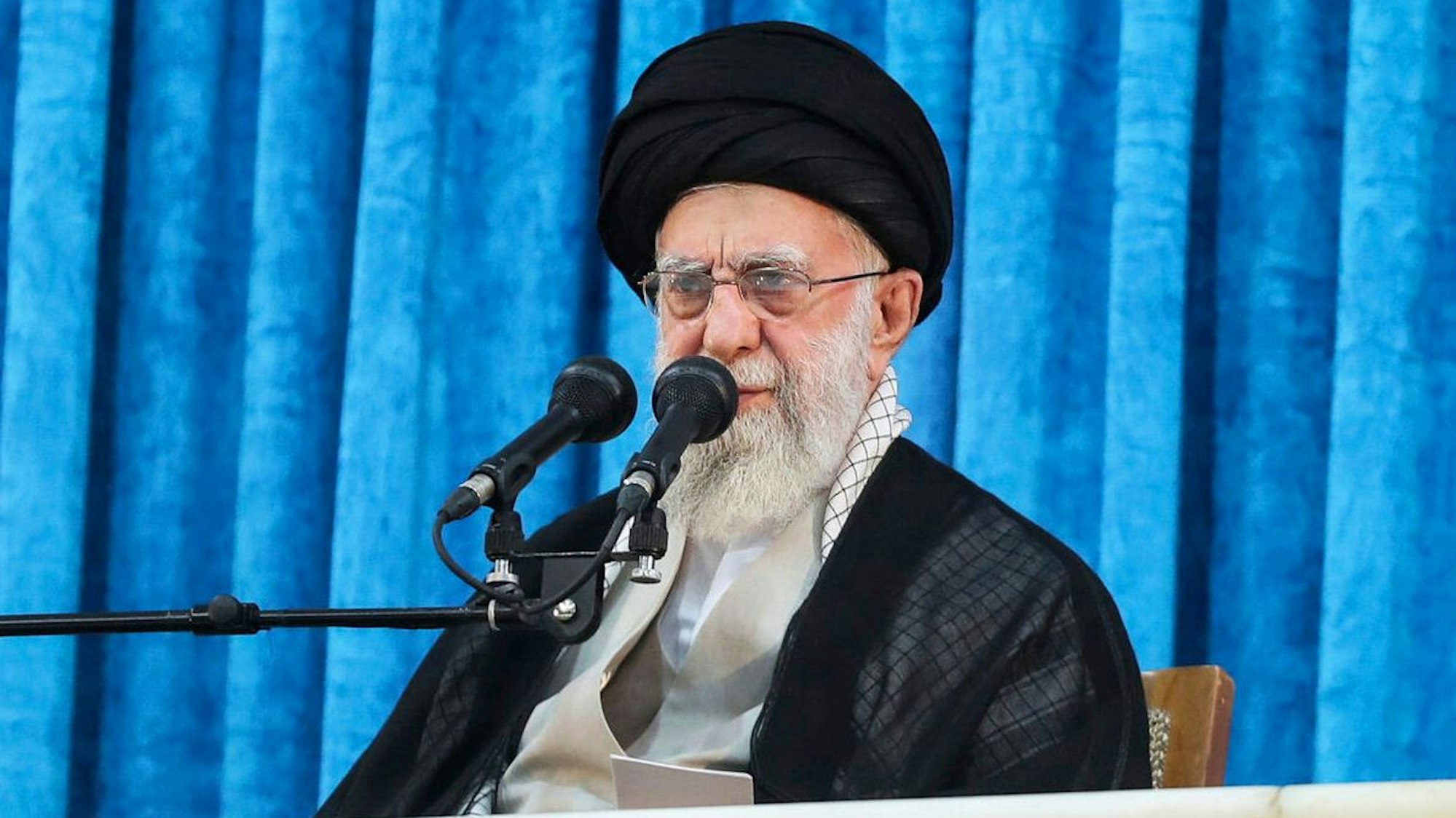 Dieses von der offiziellen Website des Büros des Obersten Führers des Iran veröffentlichte Foto zeigt den obersten iranischen Führer Ajatollah Ali Chamenei bei einer Zeremonie anlässlich des Todestages des verstorbenen Revolutionsgründers Ajatollah Chomeini im Jahr 1989.