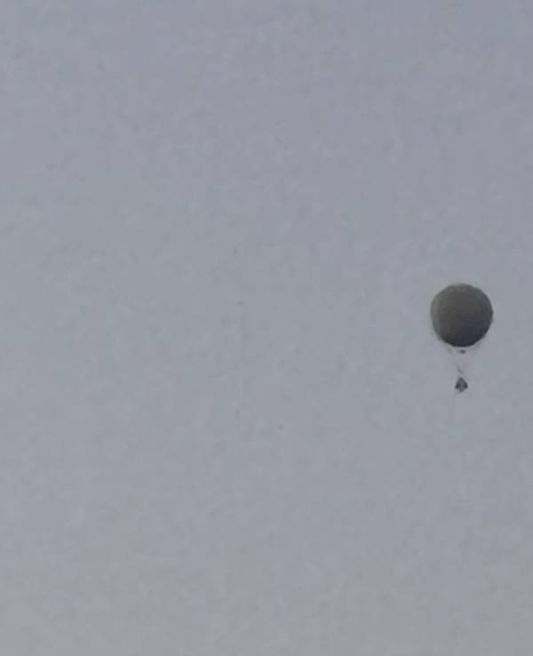 Ein weißer Ballon schwebt über Frechen bei Köln.