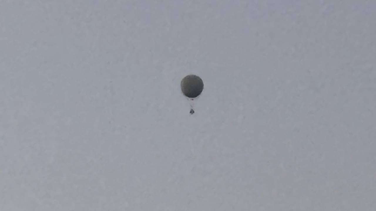 Ein weißer Ballon schwebt über Frechen bei Köln.