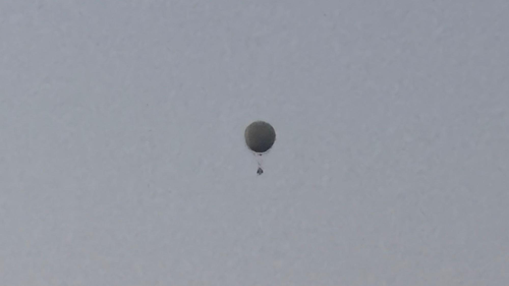 Ein weißer Ballon schwebt über Frechen bei Köln.