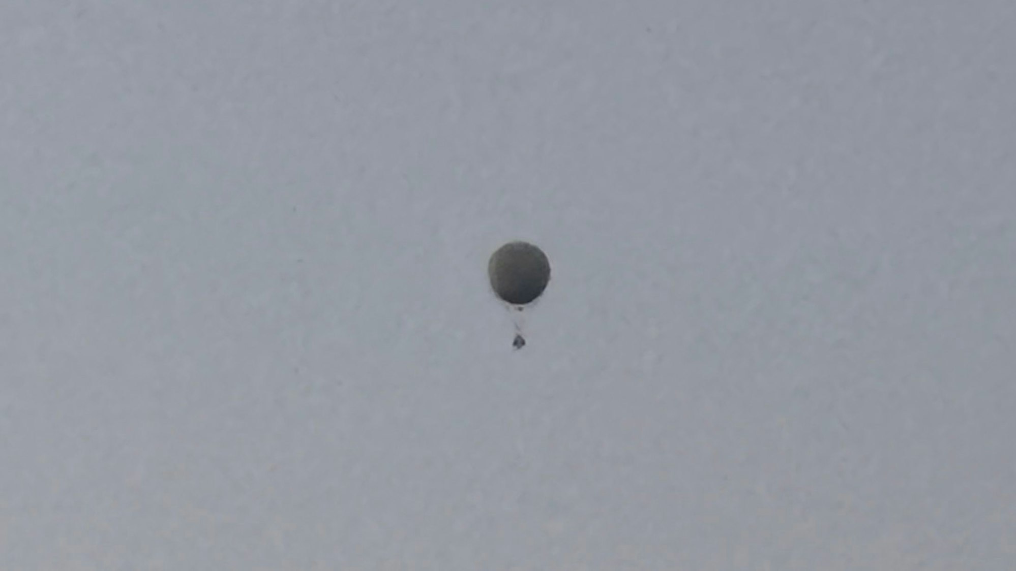 Ein weißer Ballon schwebt über Frechen bei Köln.