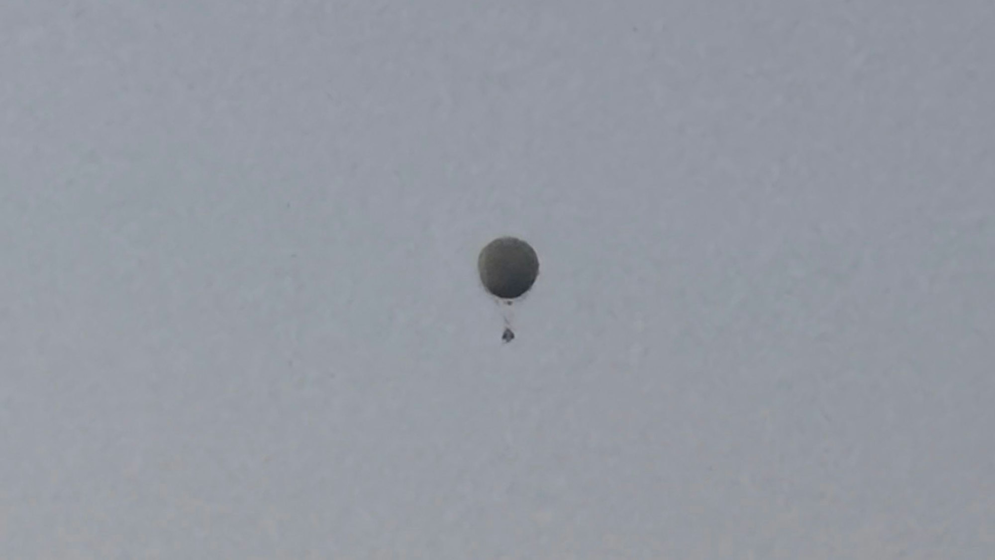 Ein weißer Ballon schwebt über Frechen bei Köln.