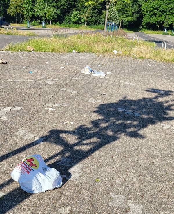 Müll auf dem Parkplatz P2 am Fühlinger See