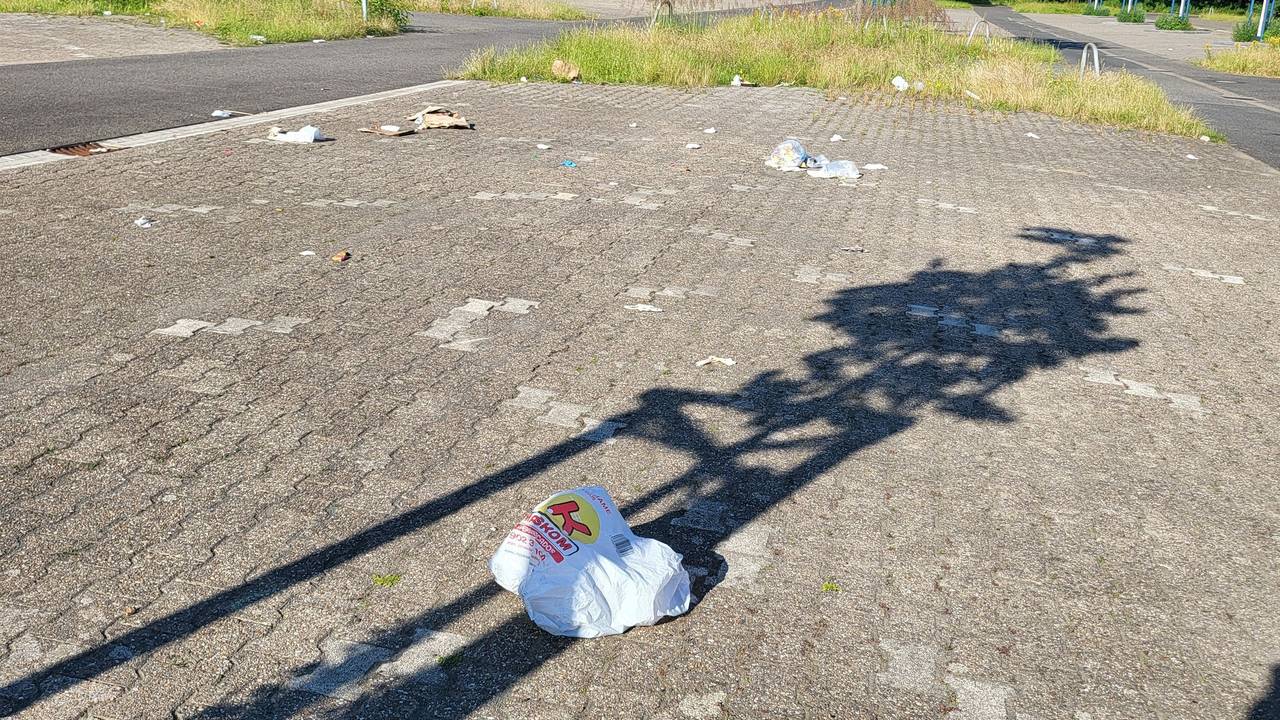 Müll auf dem Parkplatz P2 am Fühlinger See