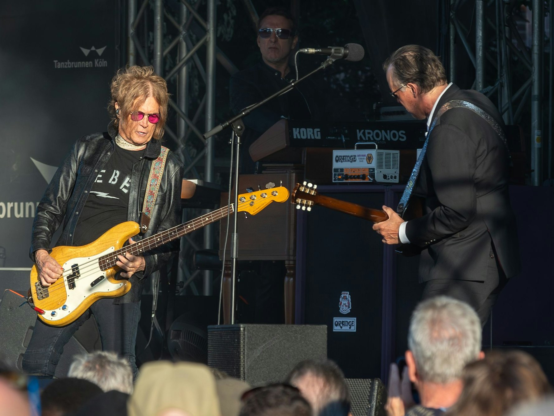 Die englisch-amerikanische Rockband Black Country Communion spielt im Tanzbrunnen.