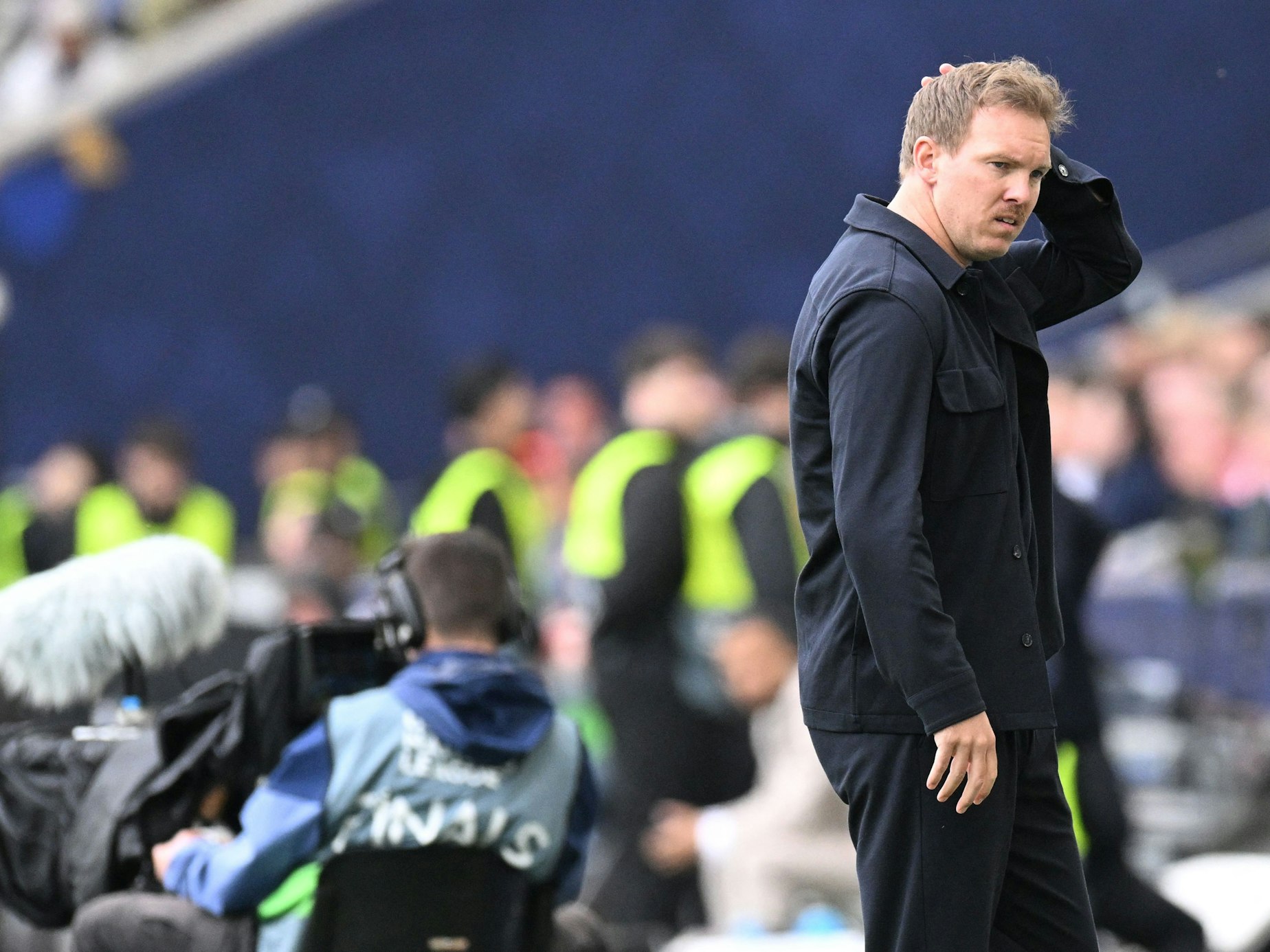 Bundestrainer Julian Nagelsmann an der Seitenlinie.