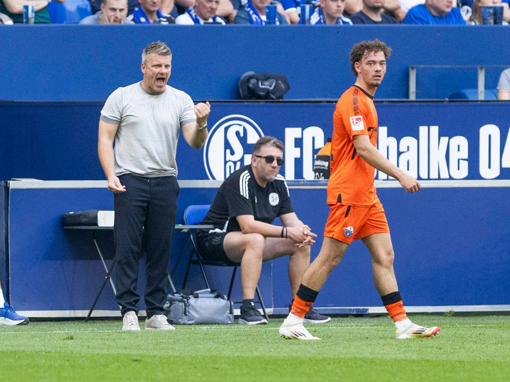 Aaron Zehnter bekommt Anweisungen von Lukas Kwansiok.