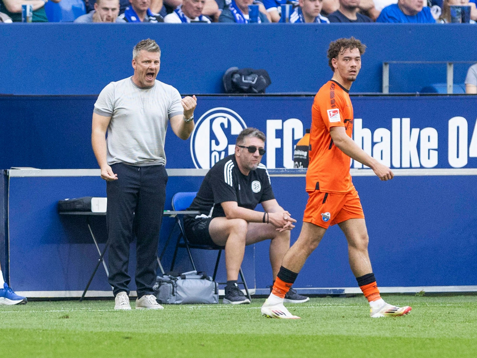 Aaron Zehnter bekommt Anweisungen von Lukas Kwansiok.