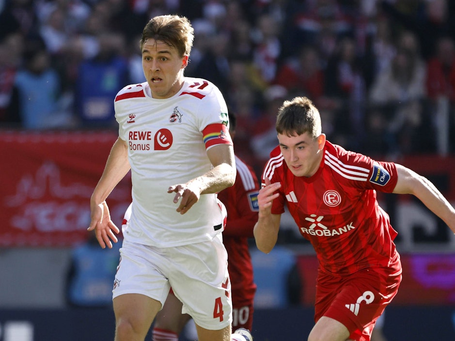 Im Derby zwischen dem 1. FC Köln und Fortuna Düsseldorf nimmt Isak Johannesson die Verfolgung von Timo Hübers auf