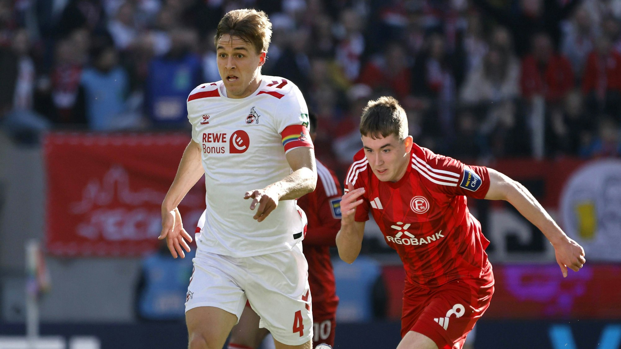 Im Derby zwischen dem 1. FC Köln und Fortuna Düsseldorf nimmt Isak Johannesson die Verfolgung von Timo Hübers auf