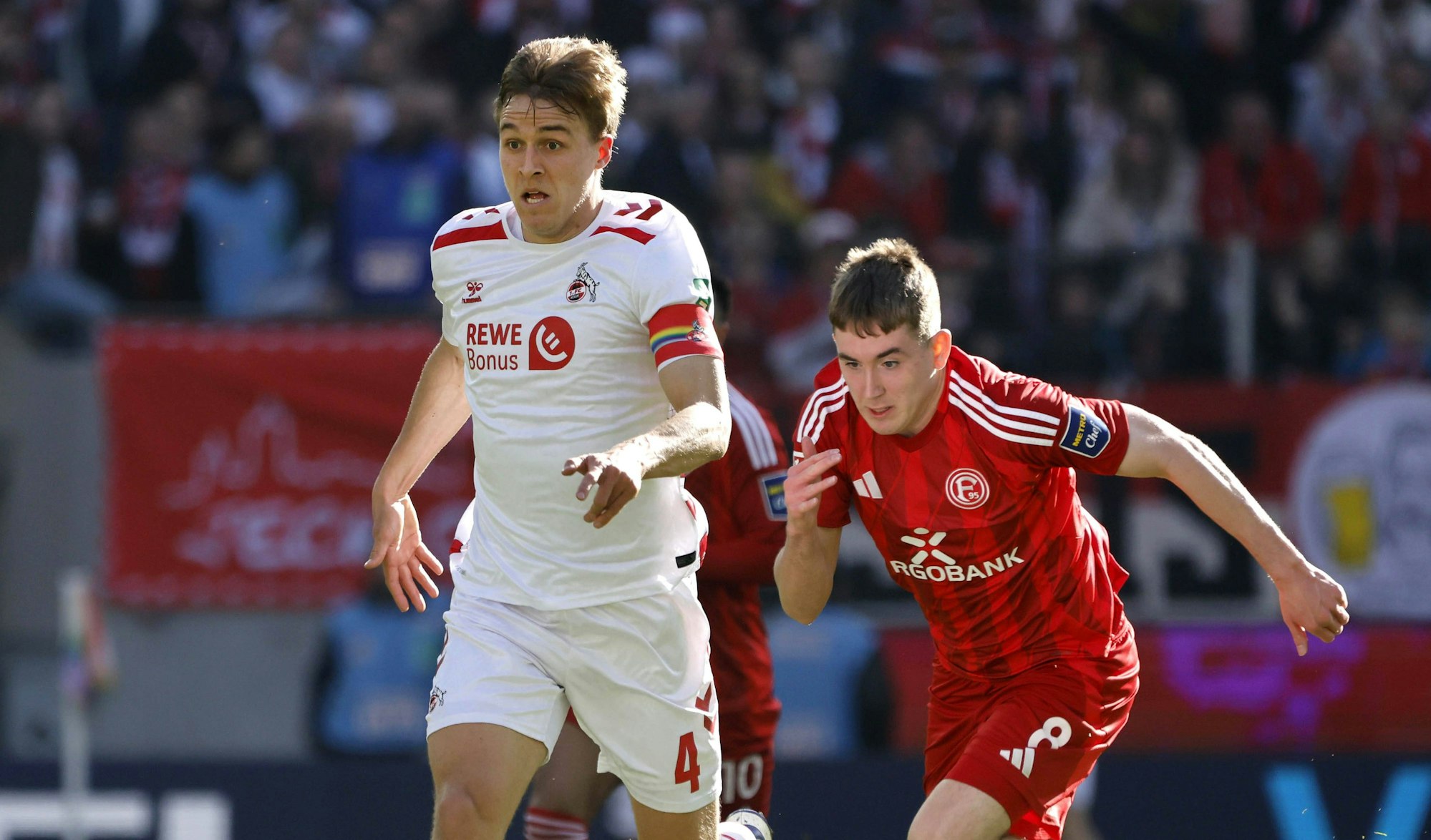 Im Derby zwischen dem 1. FC Köln und Fortuna Düsseldorf nimmt Isak Johannesson die Verfolgung von Timo Hübers auf.
