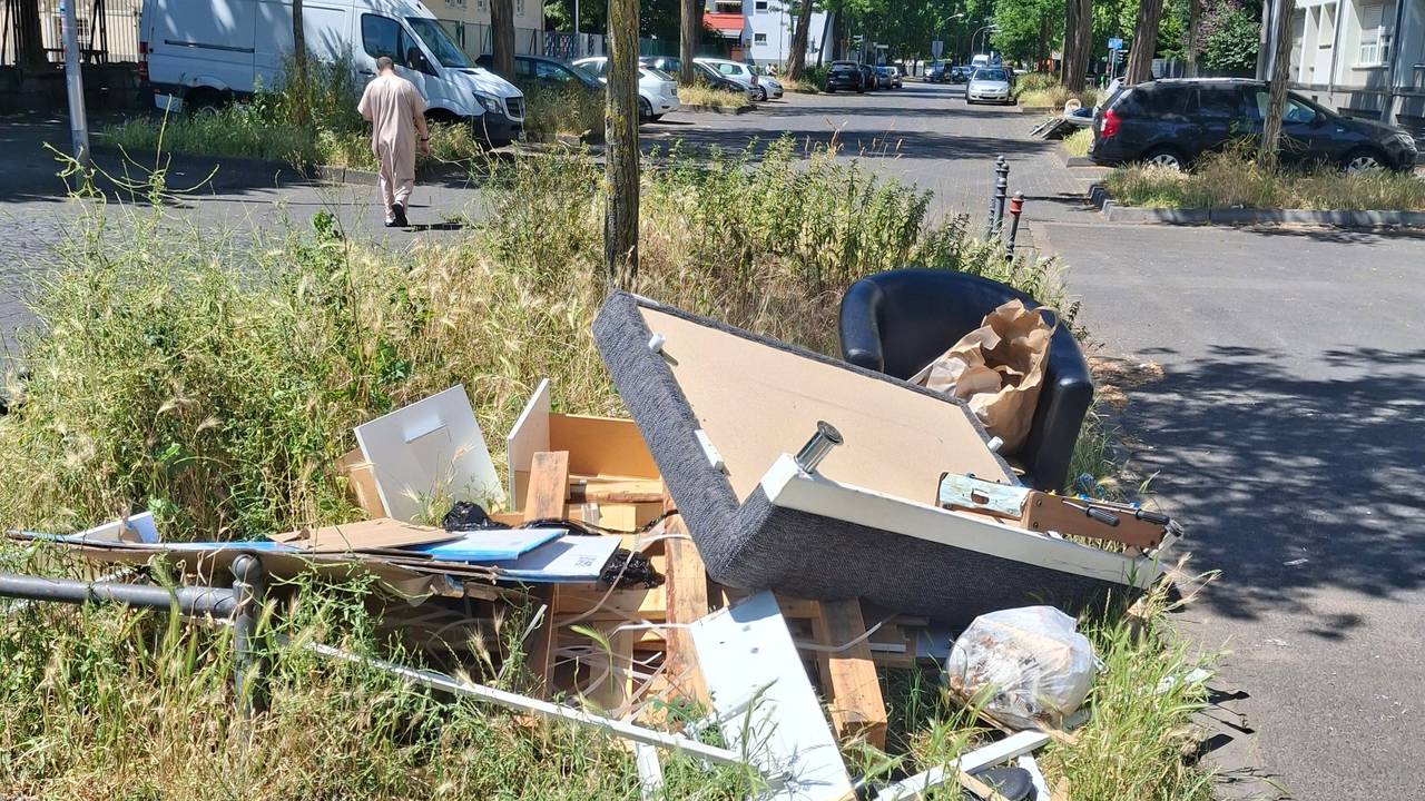 Sperrmüll liegt am Straßenrand.
