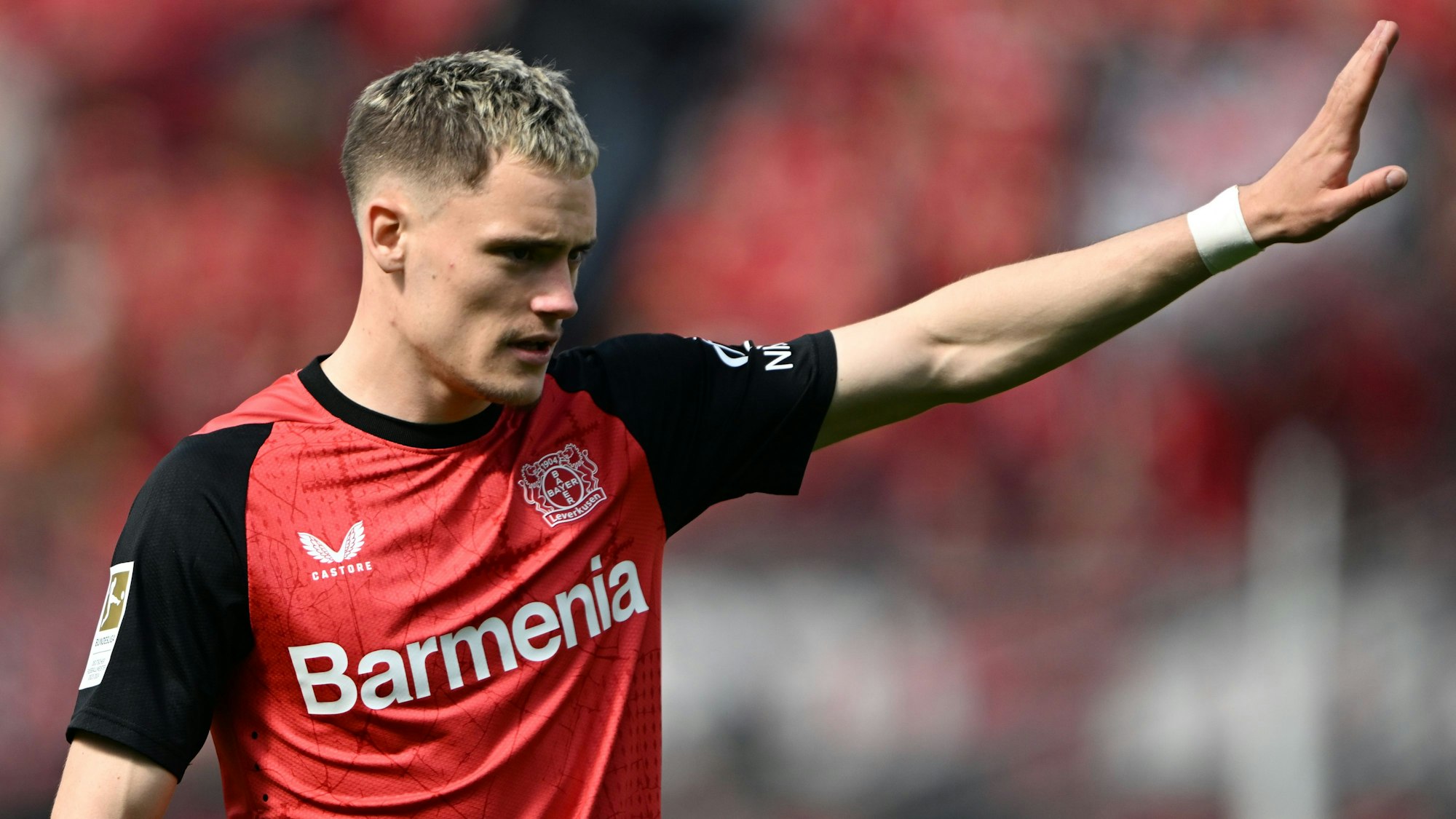 Leverkusens Florian Wirtz gestikuliert.