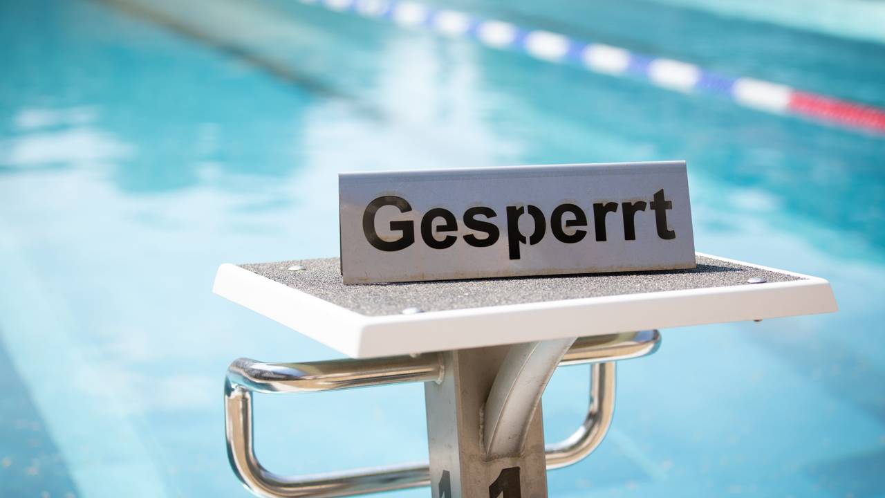 Ein "Gesperrt"-Schild steht auf einem Startblock in einem Schwimmbad. In einem Freibad in Inzell ist ein 15-jähriger Junge ums Leben gekommen.