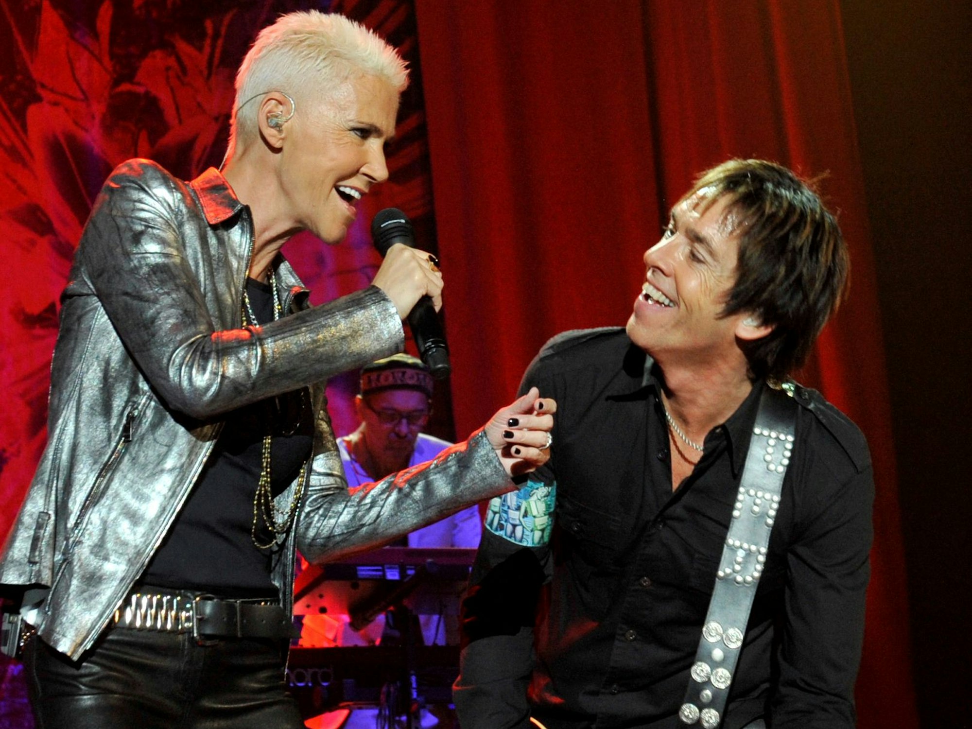Per Gessle und Sängerin Marie Fredriksson stehen zusammen beim Konzert auf der Bühne.