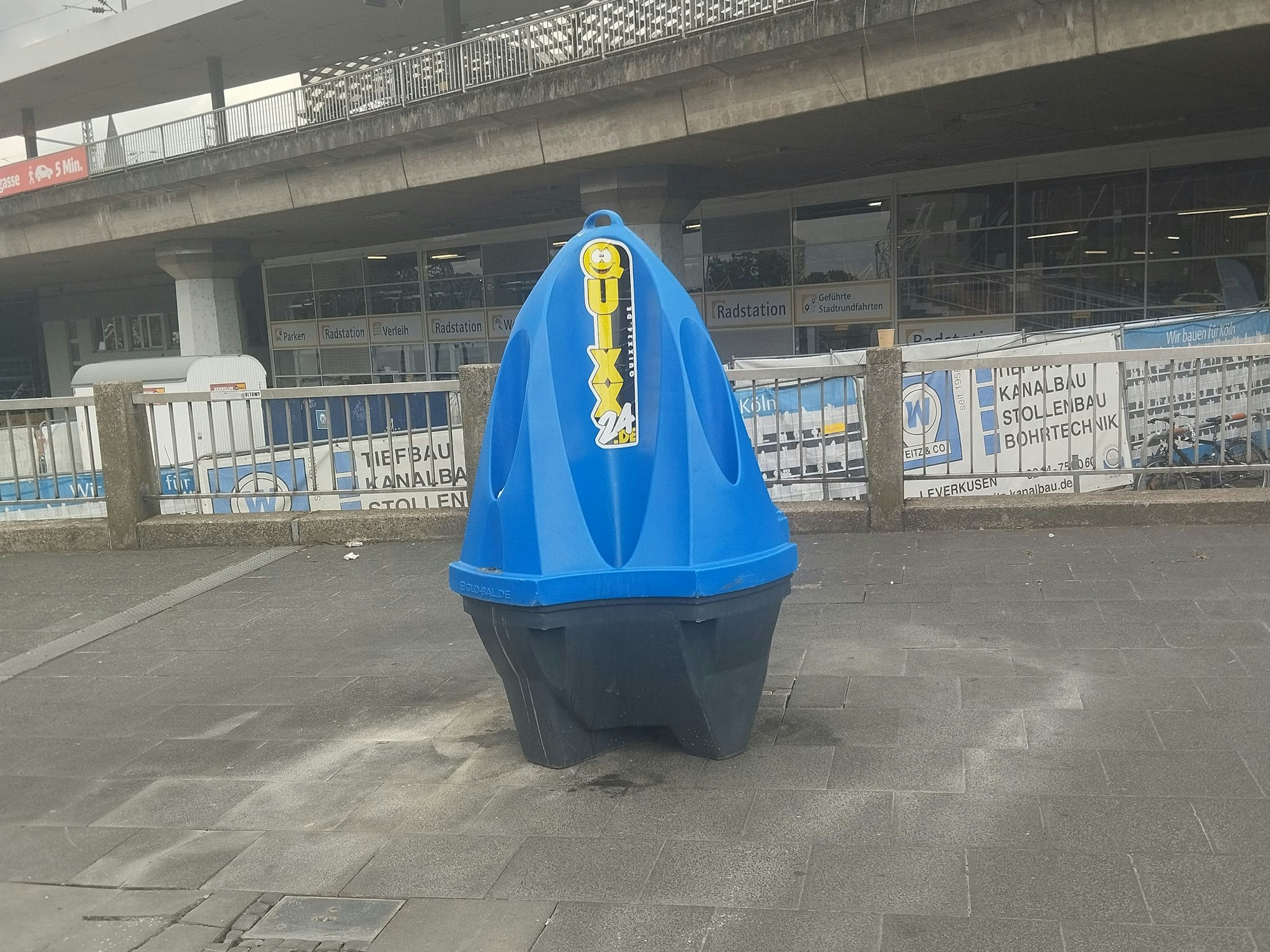 Ein Urinal steht auf einem Platz.