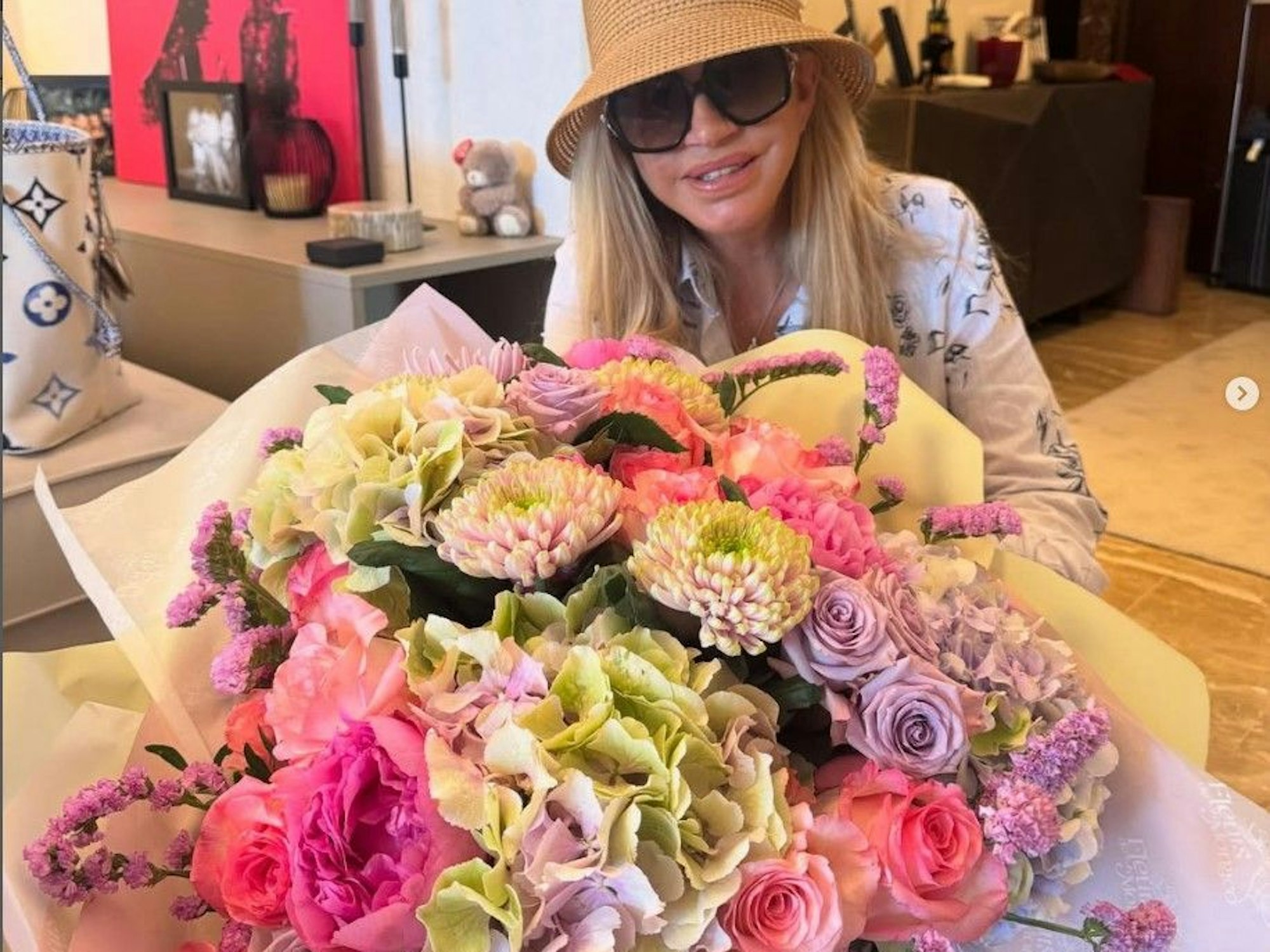 Carmen Geiss bekam einen Blumenstrauß aus Köln.