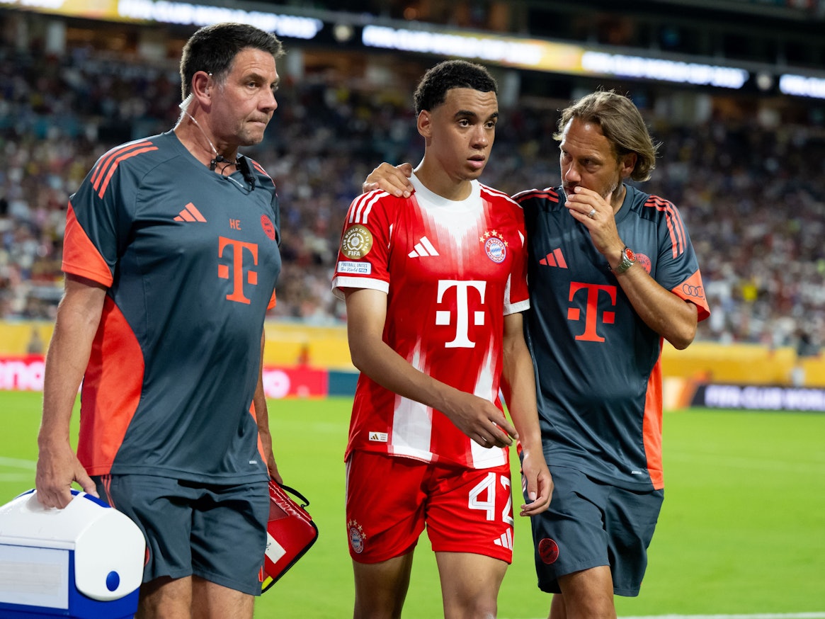 Jamal Musiala (M) von München wird nach seiner Behandlung ausgewechselt.
