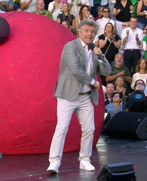 Andy Borg auf der Bühne beim „Schlagerboom“. Nachher drehte sich alles nur noch um den Deko-Apfel.