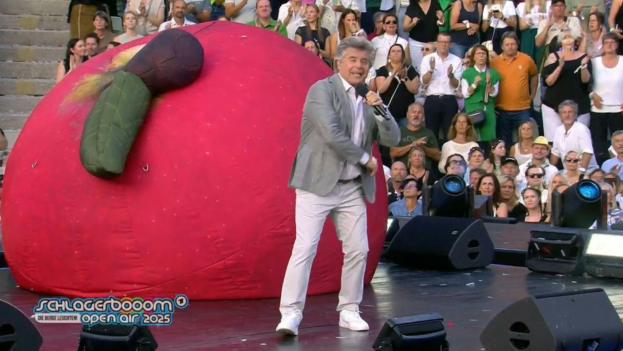 Andy Borg auf der Bühne beim „Schlagerboom“. Nachher drehte sich alles nur noch um den Deko-Apfel.