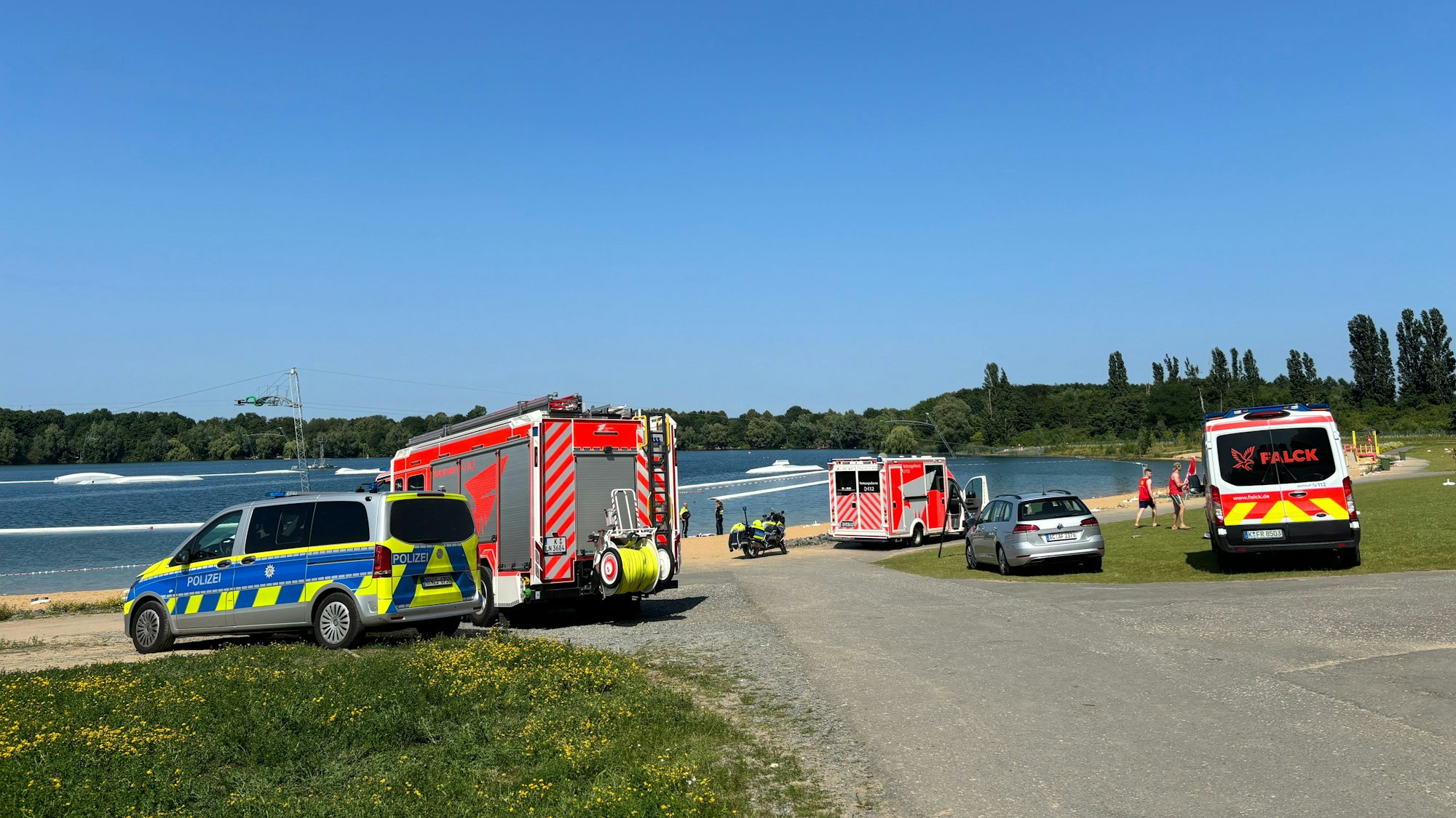 Rettungskräfte sind am 21. Juni 2025 nach dem Badeunfall am Rather See im Einsatz.