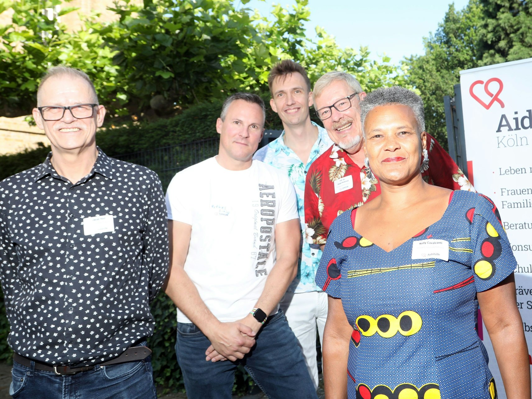 Der Vorstand der Aidshilfe Köln posiert zum Gruppenbild.