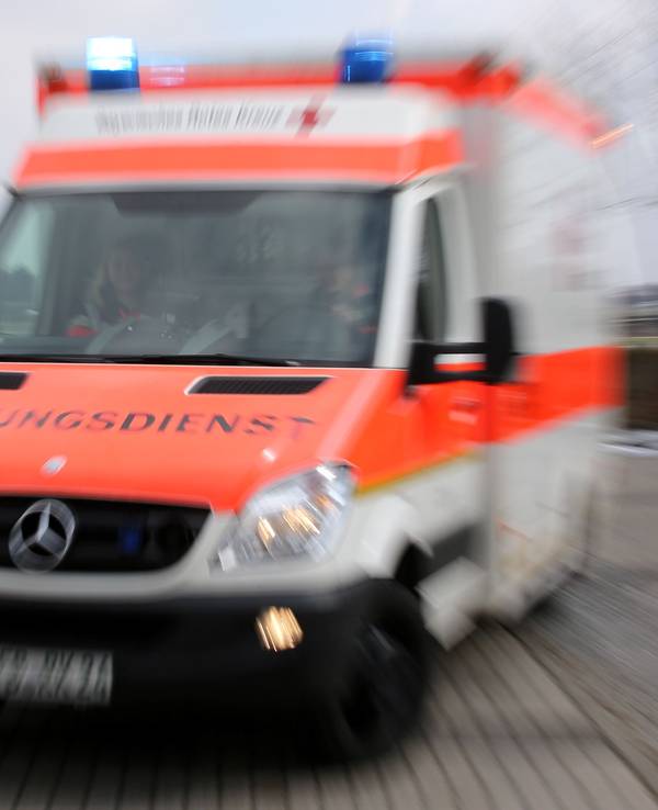 Ein Rettungswagen (Symbolfoto) bei einer Einsatzfahrt.