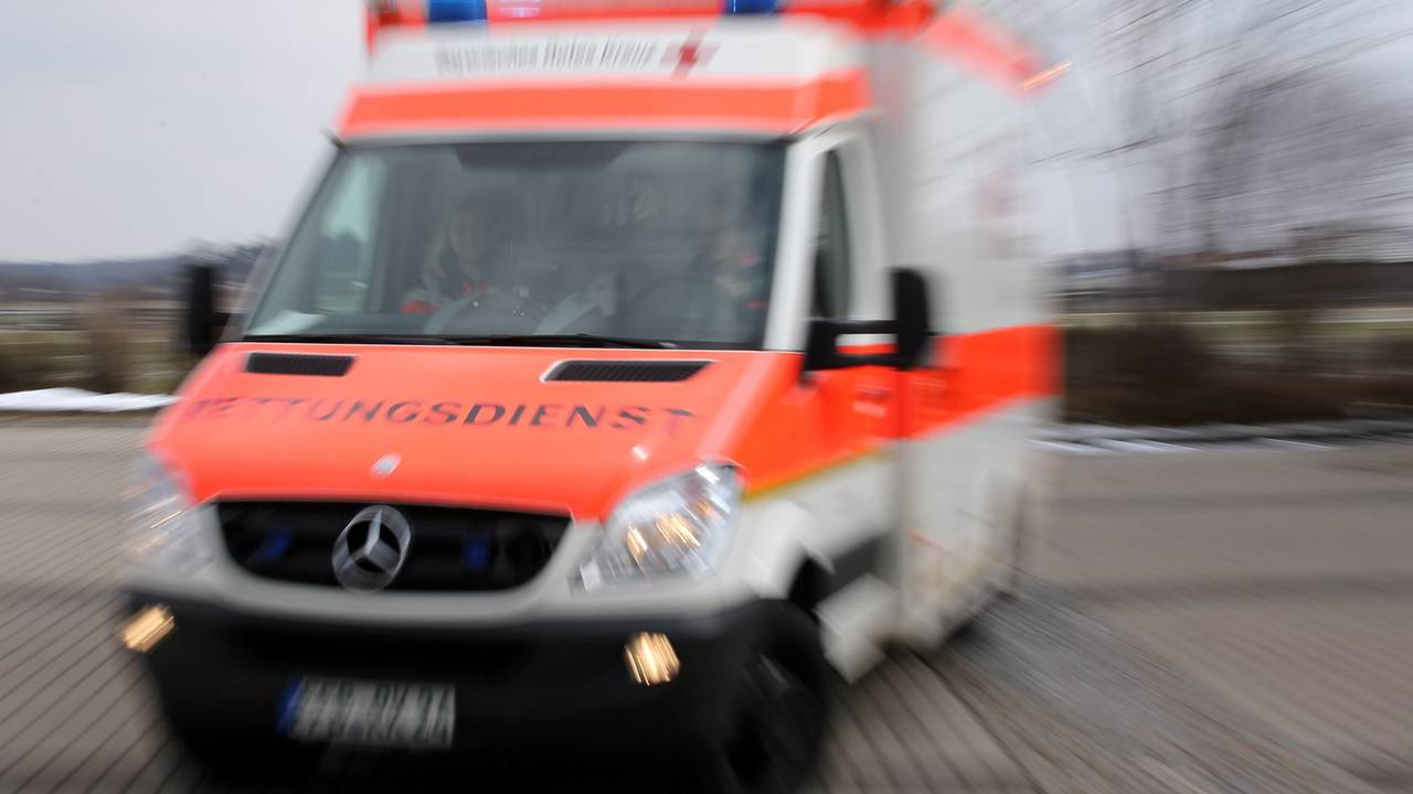 Ein Rettungswagen (Symbolfoto) bei einer Einsatzfahrt.