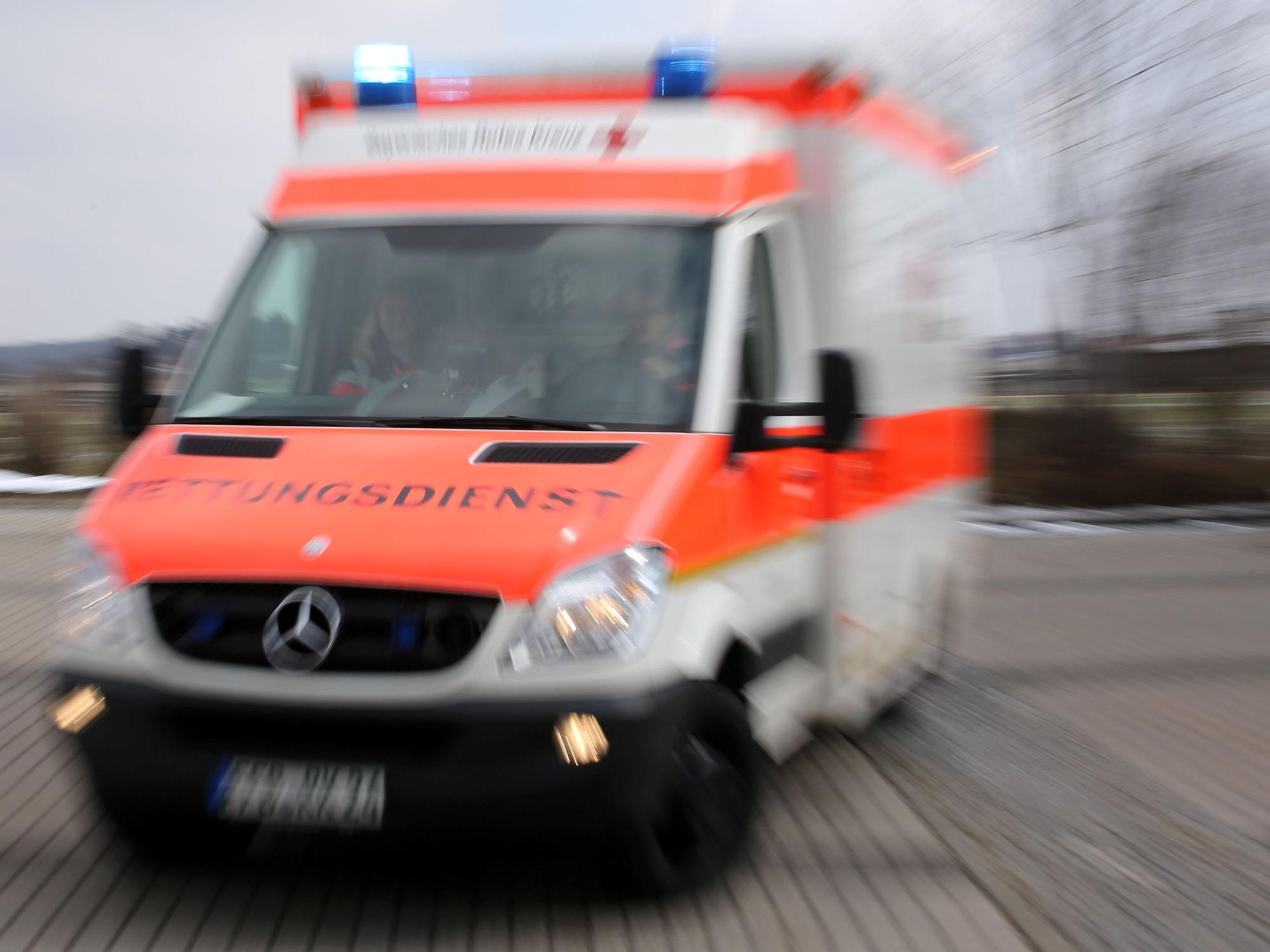 Ein Rettungswagen (Symbolfoto) bei einer Einsatzfahrt.