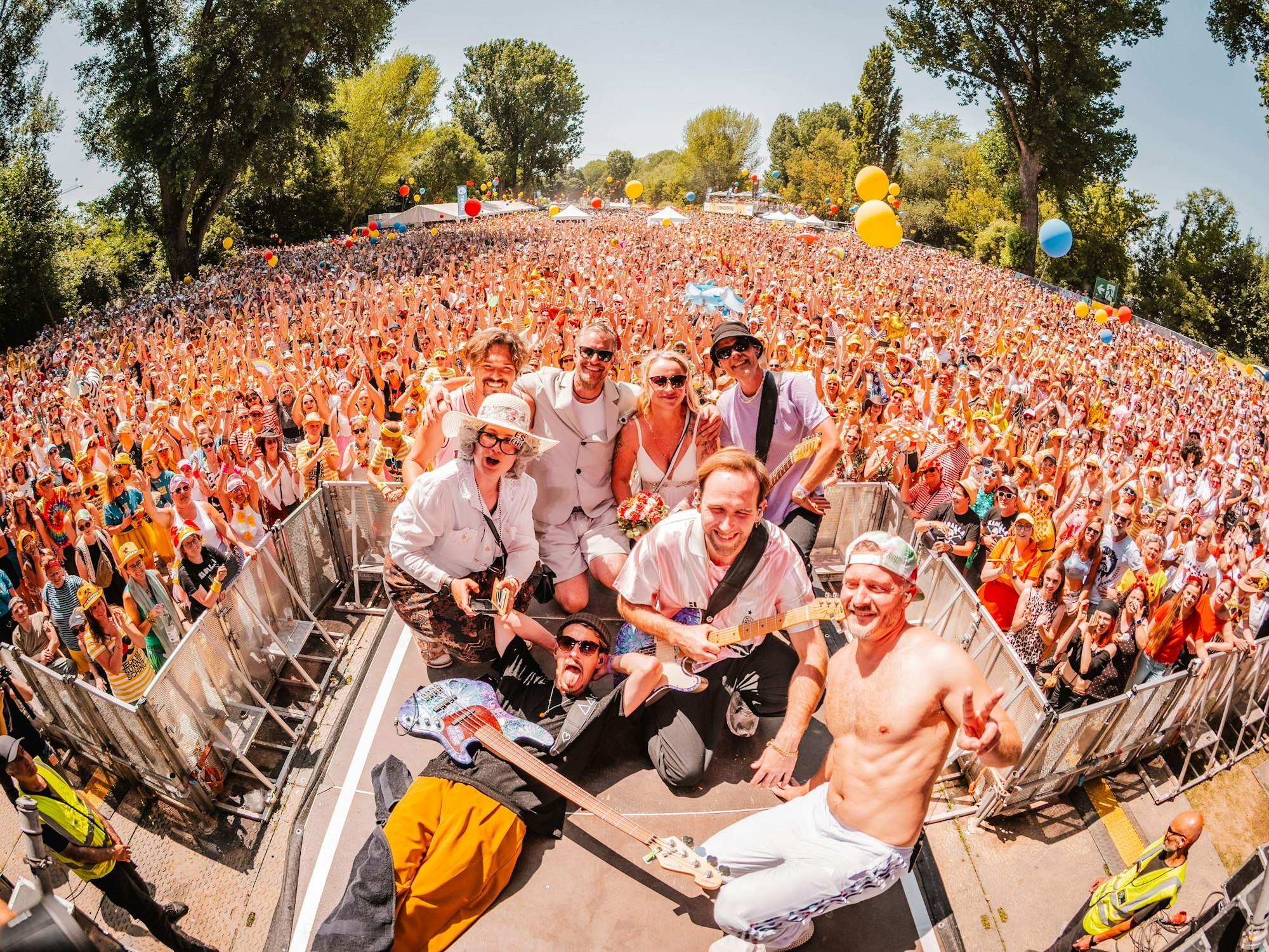 Cat Ballou mit dem Brautpaar auf der Bühne bei „Jeck im Sunnesching“.