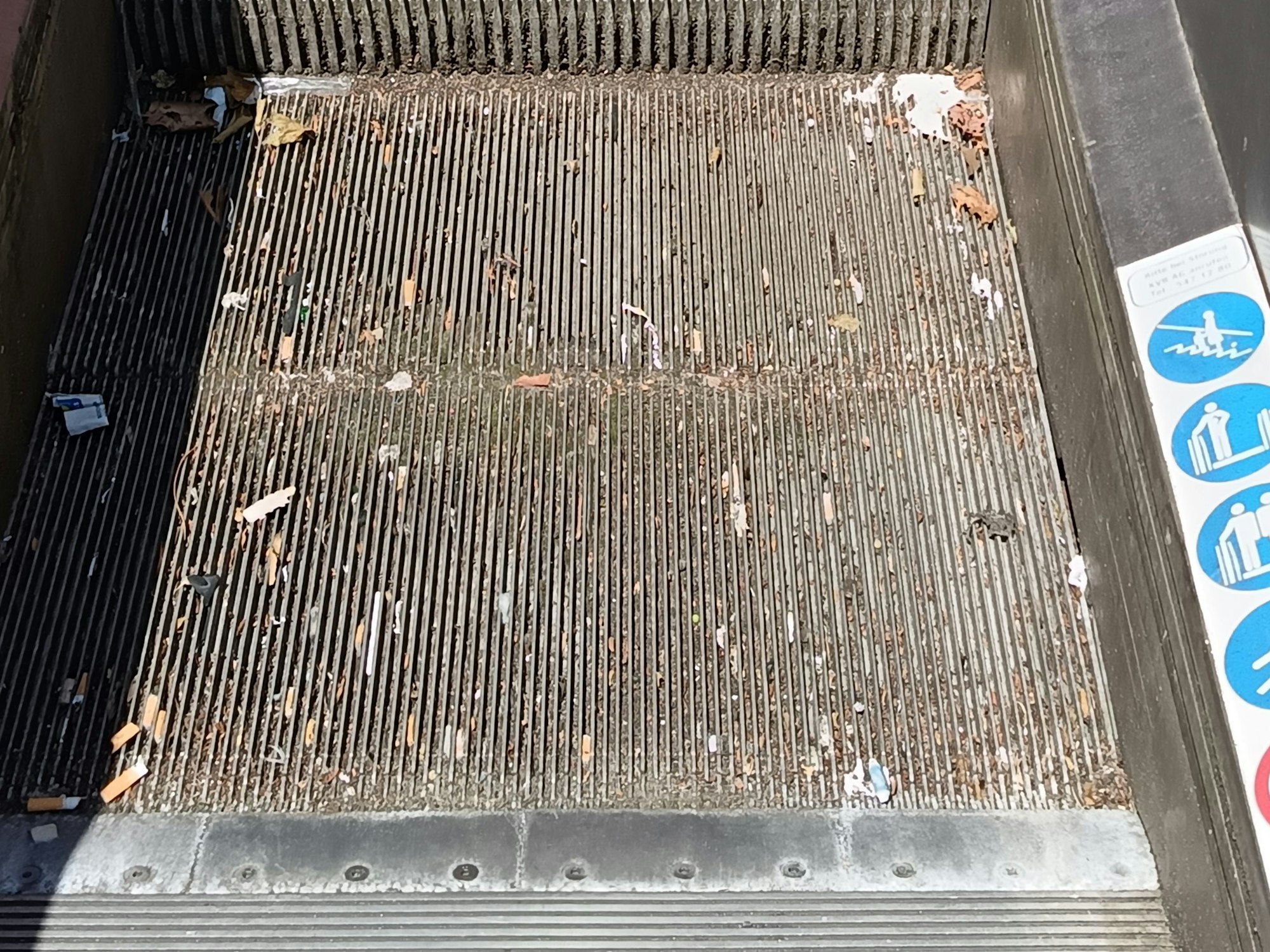 Eine vergammelte Rolltreppe.