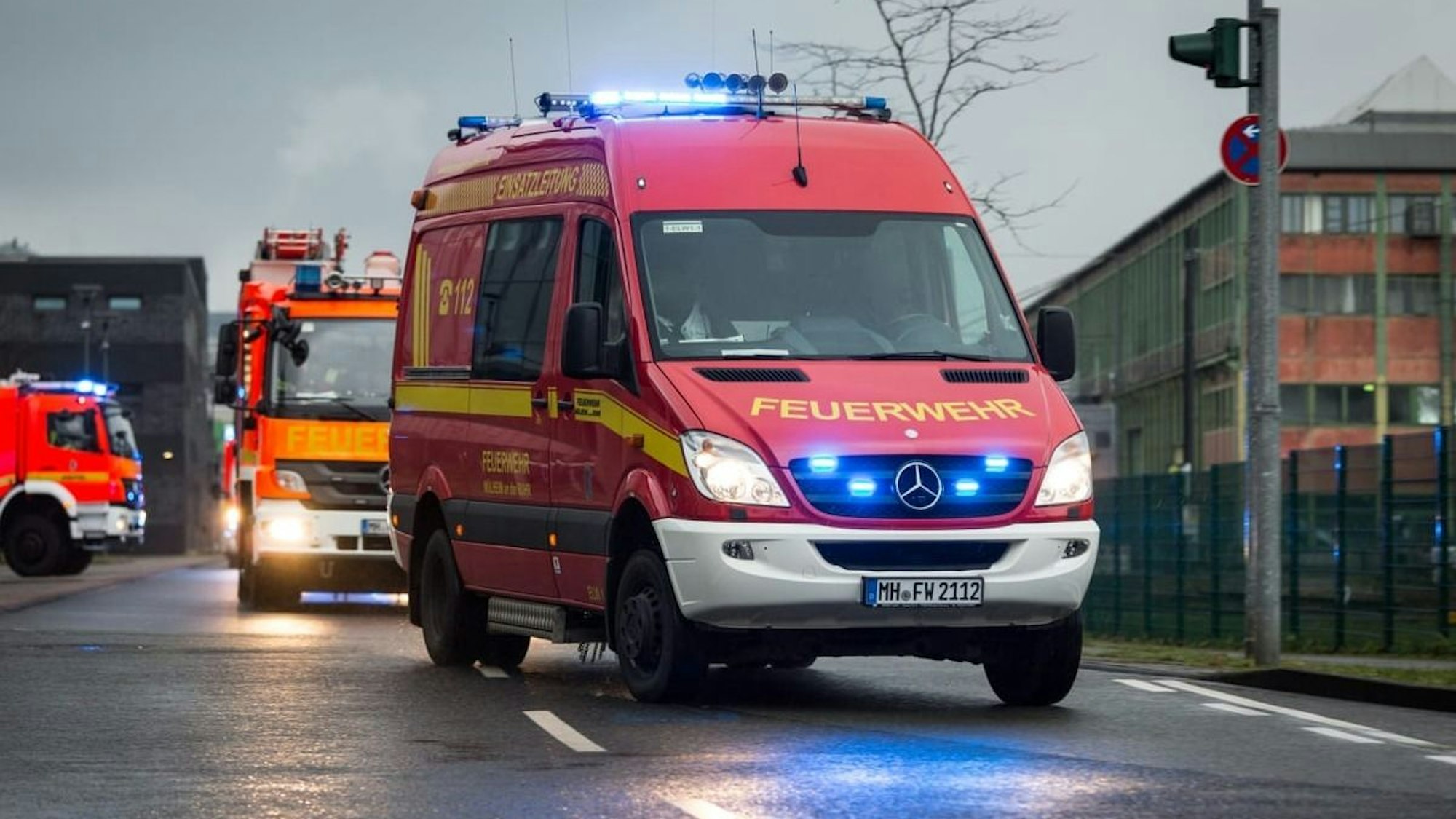 Einsatzfahrzeug der Feuerwehr Mülheim an der Ruhr bei einem Einsatz.