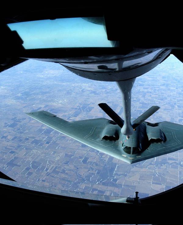 Ein B-2-Bomber wird in der Luft betankt.