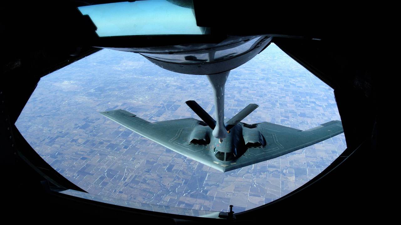 Ein B-2-Bomber wird in der Luft betankt.