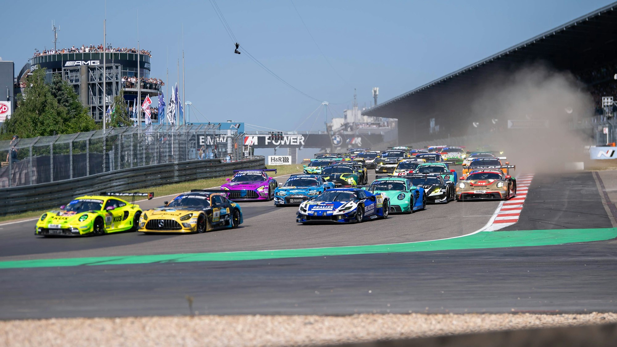 Das 24h-Rennen am Nürburgring musste am Samstag (21. Juni 2025) aufgrund eines Stromausfalls länger unterbrochen werden.