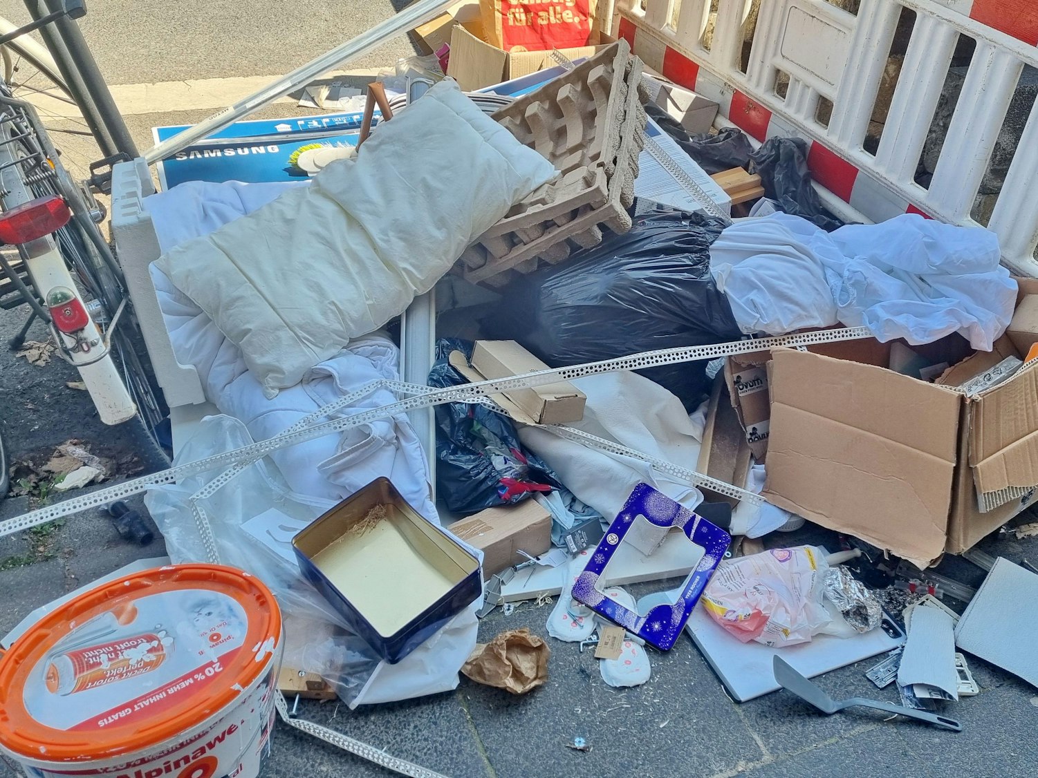 Sperrmüll liegt auf einer Straße.