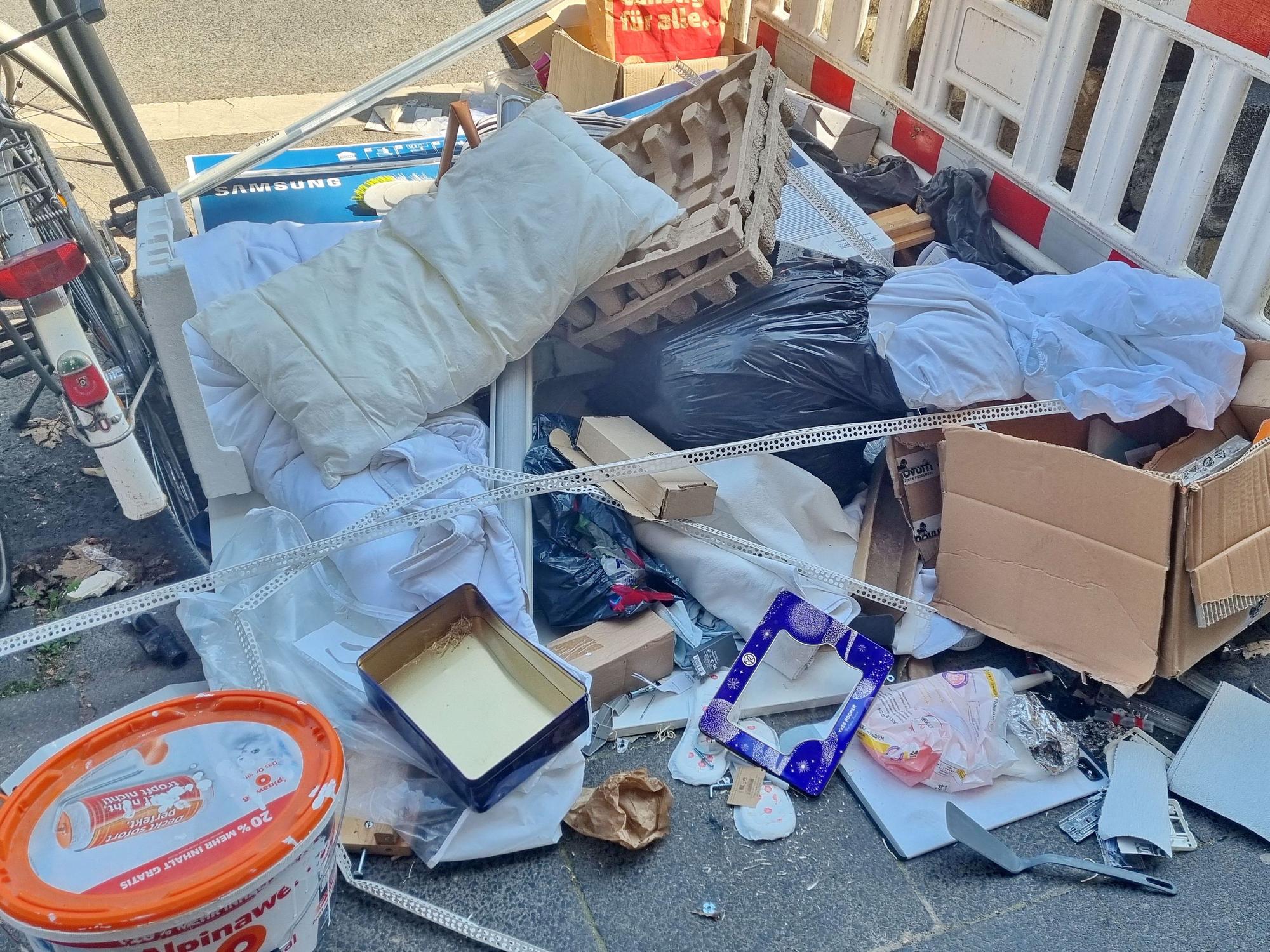 Sperrmüll liegt auf einer Straße.