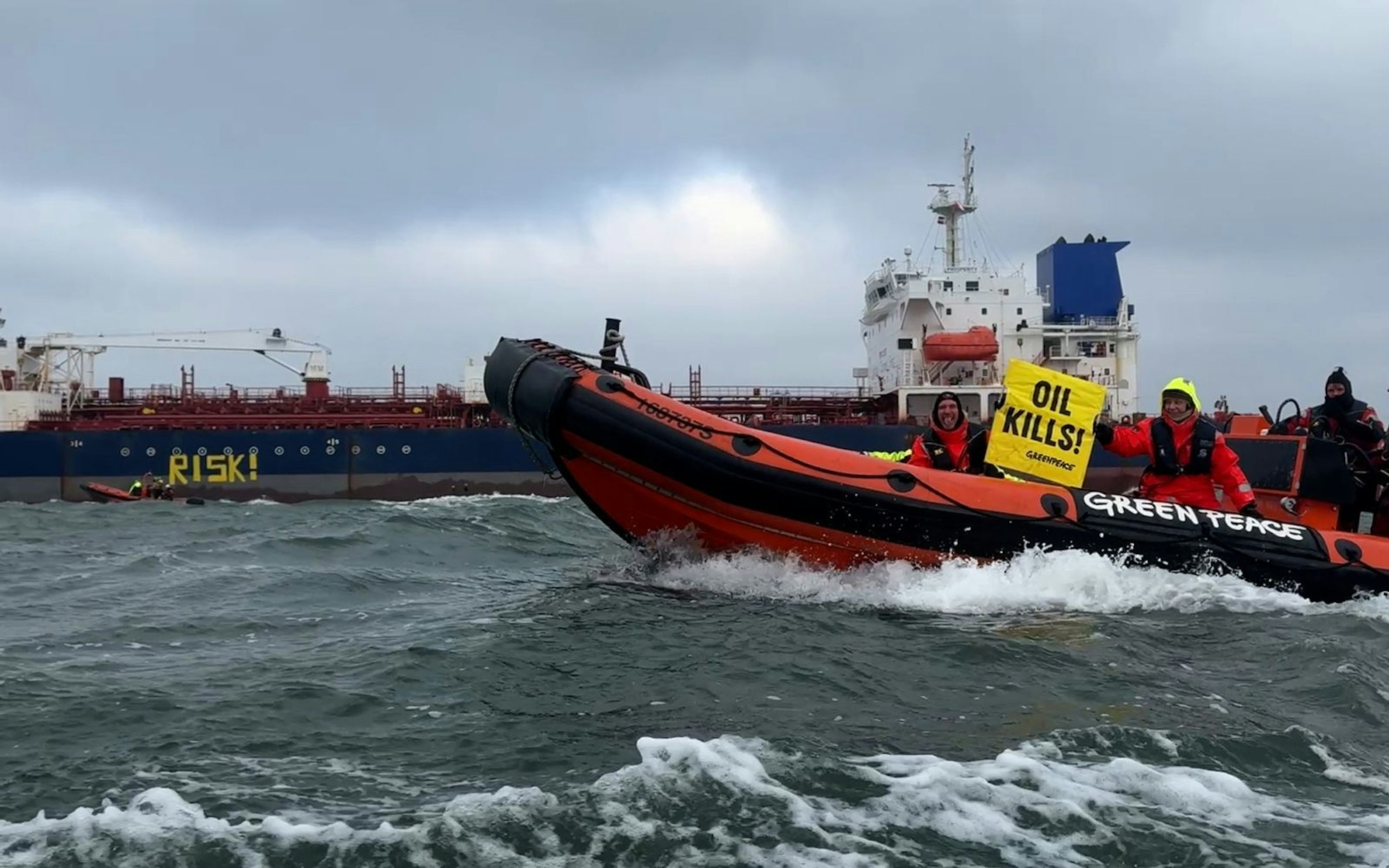 Die Schattentanker - hier hinter einem Greenpeace-Protestboot - stellen auch für die Umwelt ein erhebliches Risiko dar. (Bild: NDR / Simon Hoyme)