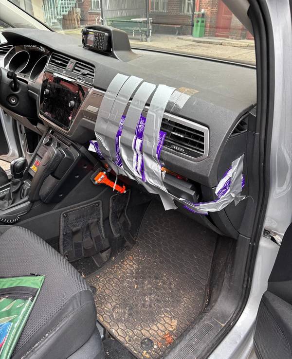 Mit Klebeband werden Teile der Armatur zusammengehalten.