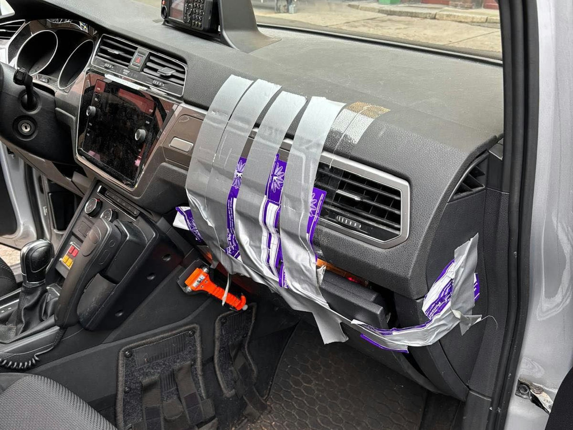 Mit Klebeband werden Teile der Armatur zusammengehalten.