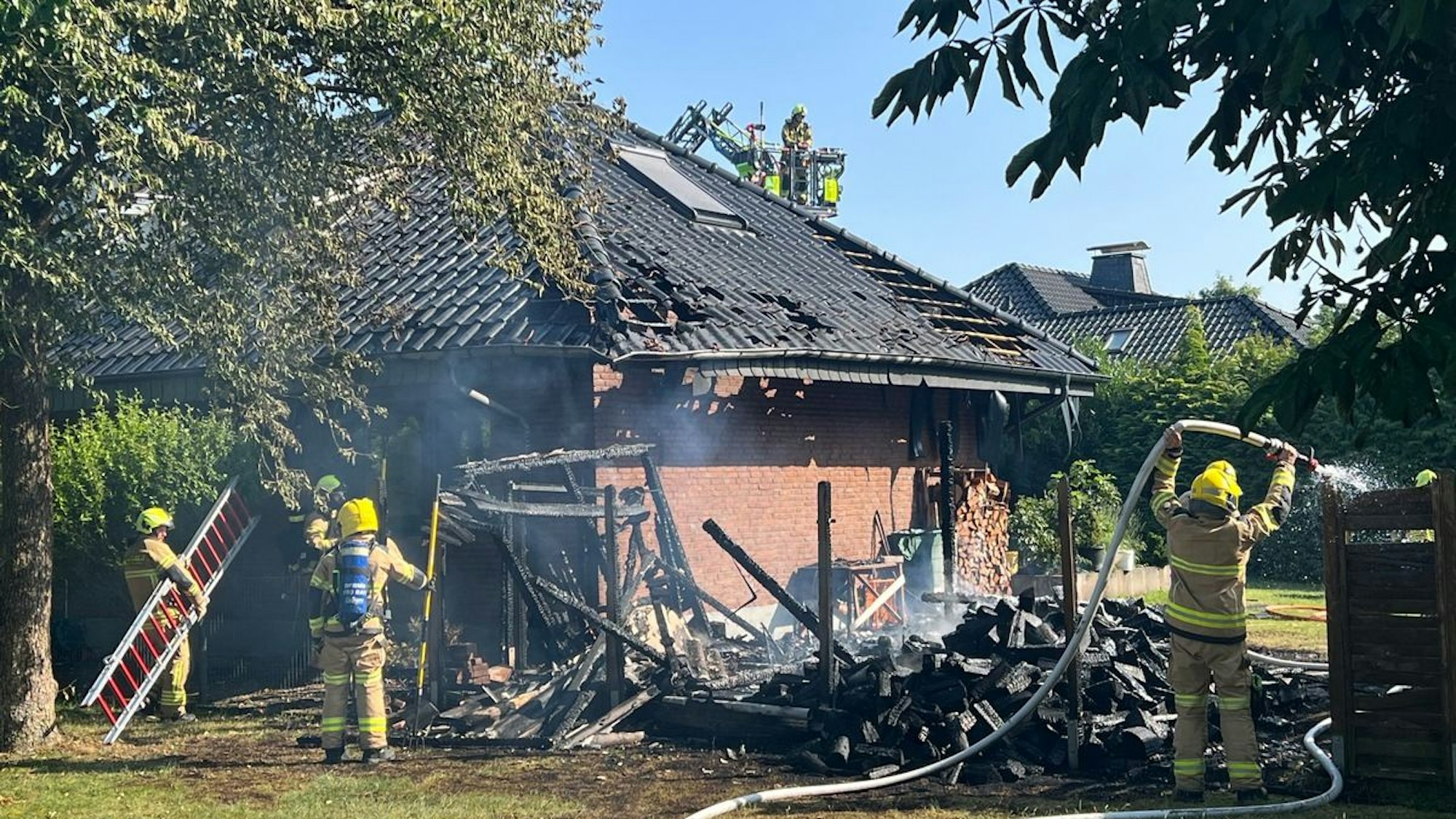 Feuerwehreinsatz beim Gartenhüttenbrand mit Ausbreitung auf Dachstuhl in Paderborn-Sennelager am 21.06.2025