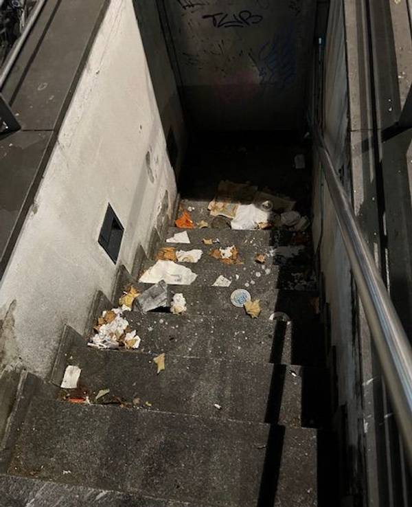 Müll auf einer Treppe